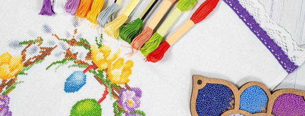 haftowane wzory na tkaninie